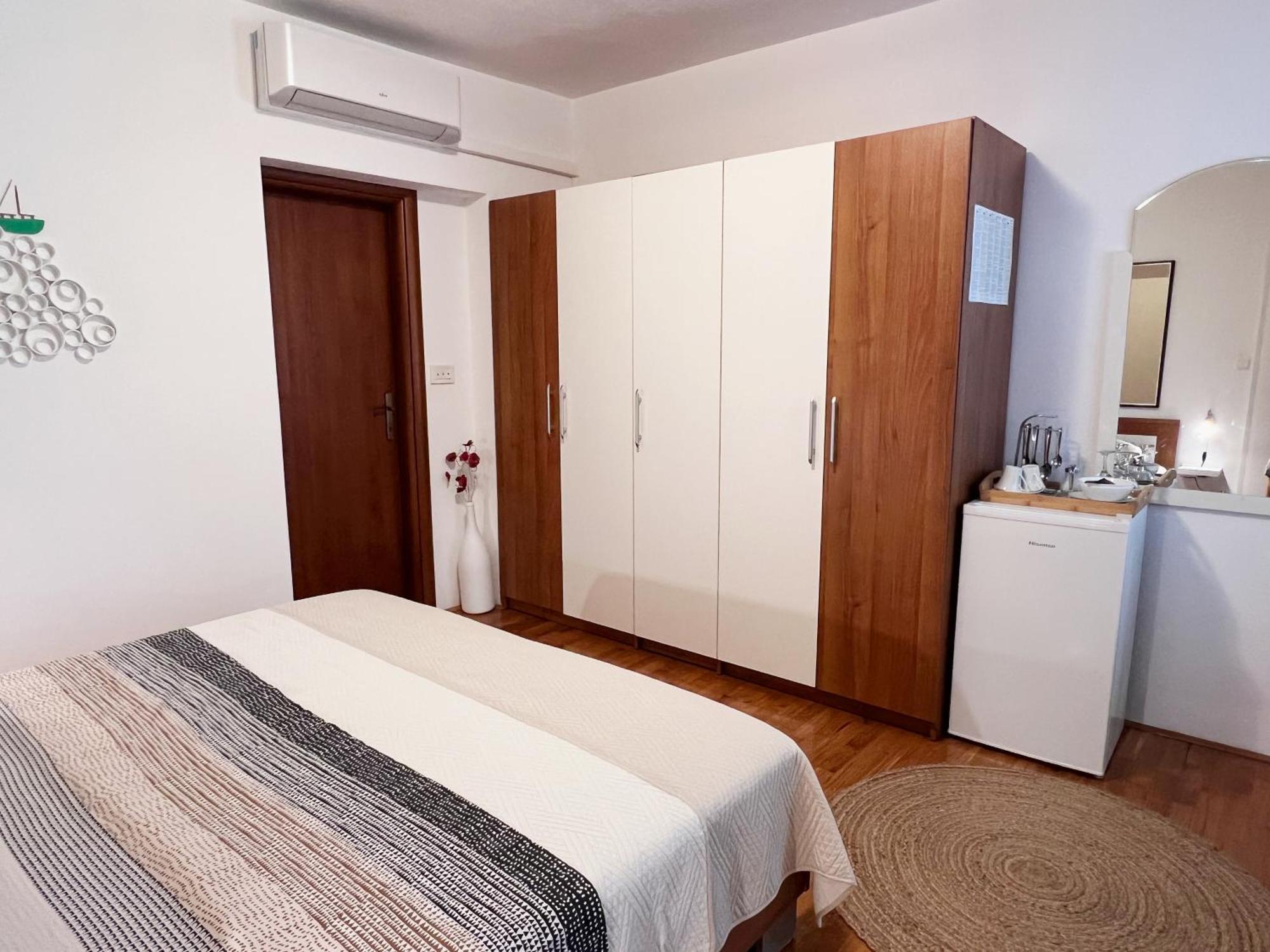 Room Tai - Spacious And Comfy With Private Terrace Hvar Town Exterior photo